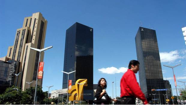 A la derecha, edificio del SAT en el centro de la Ciudad de México.