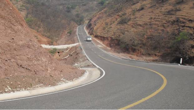 Carretera en el municipio de Ahuacuotzingo, Guerrero.