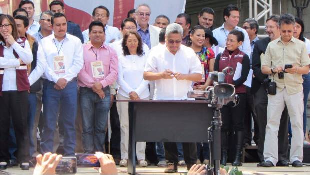 Rey Morales durante la firma del Acuerdo de Unidad Nacional de Morena en marzo. 