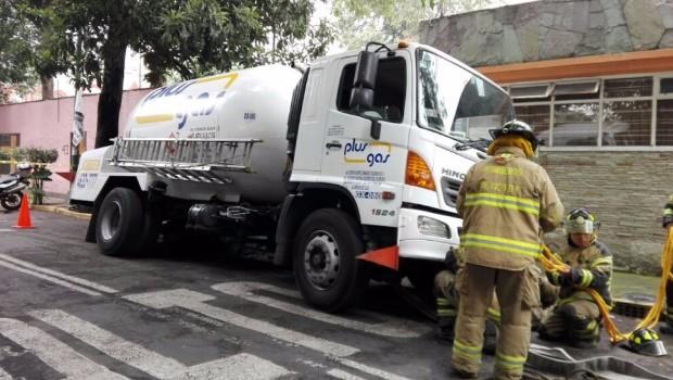 El eje trasero del cami&oacute;n rotulado con el nombre de la empresa "Plus Gas" cay&oacute;.