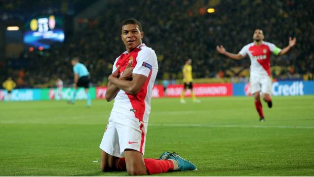 Mbappé celebra gol con el Mónaco.