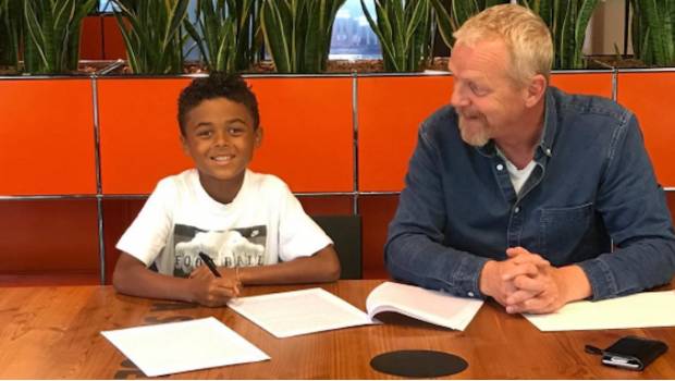 Shane Kluivert firmó su primer contrato a los 9 años 