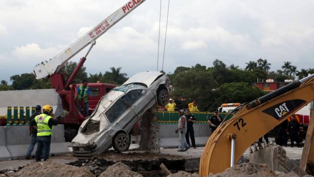 Auto que cayó al socavón en Paso Exprés causando la muerte de sus ocupantes. Reclamo de justa indemnización.