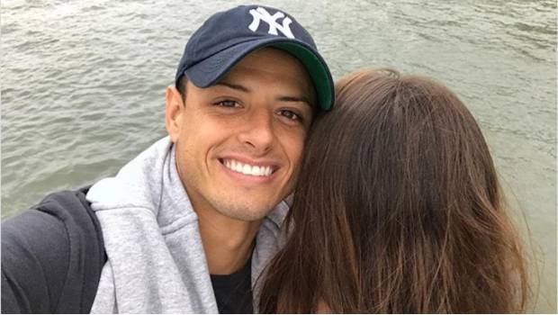 Chicharito publicó una fotografía junto a una mujer misteriosa 