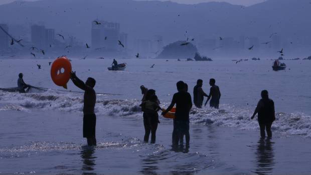 Playa de Acapulco. Buena ocupación.