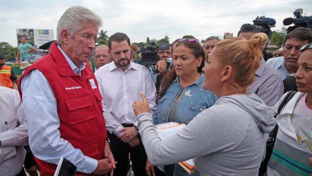 Gerardo Ruiz Esparza escucha inquietudes en zona de socavón del Paso Exprés el pasado 12 de  julio.