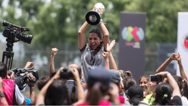 Eva Espejo es alzada en hombros tras ganar Copa MX.