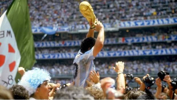 Maradona levantando la Copa del Mundo en el Estadio Azteca 