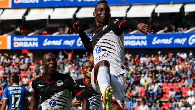 Julián Quiñones marcó el primer gol del partido 