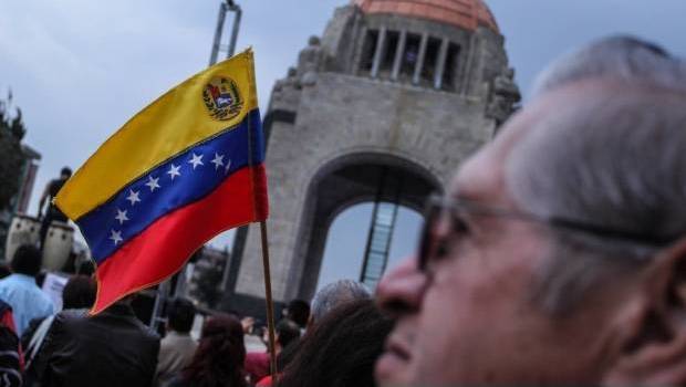 Venezolanos en el Monumento a la Revolución.