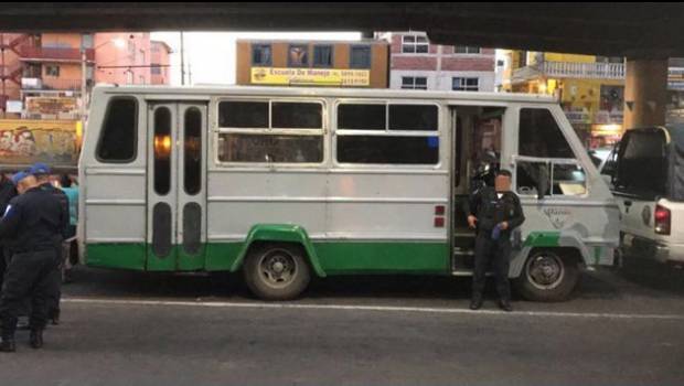 Asalto en microbús. Un muerto.