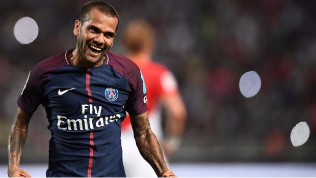 Alves celebra campeonato con el PSG.