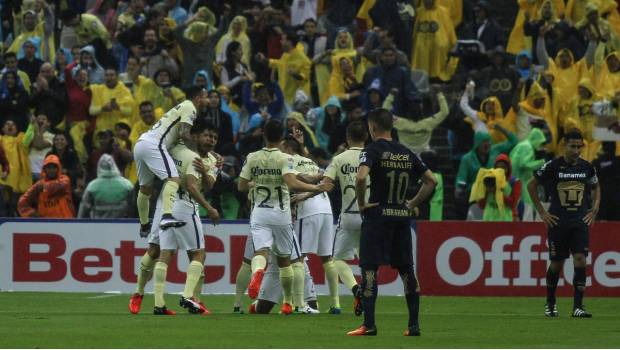 América vs Pumas en el Estadio Azteca.