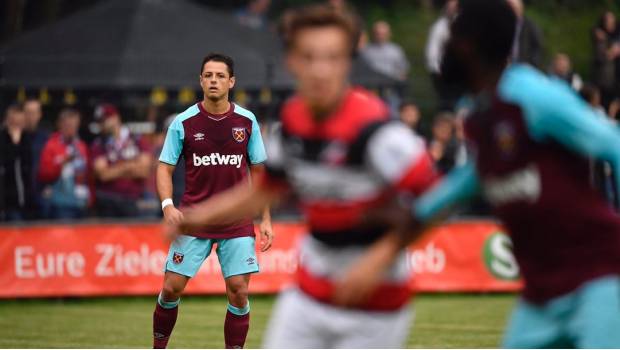 Javier Hernández vio sus primeros minutos como jugador del West Ham