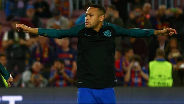 Neymar en calentamiento previo a un duelo.