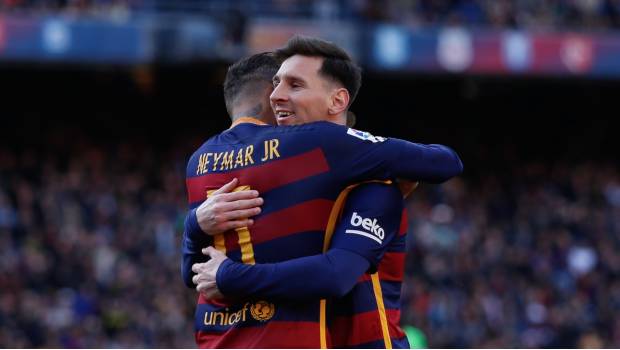 Naymer y Messi se funde en abrazo.