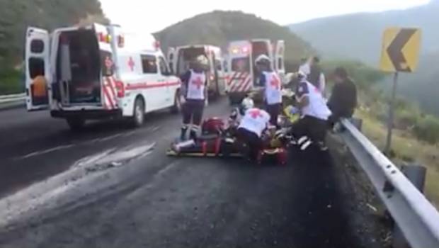 Unidades de la Cruz Roja atendiendo la emergencia en Ciudad Victoria.