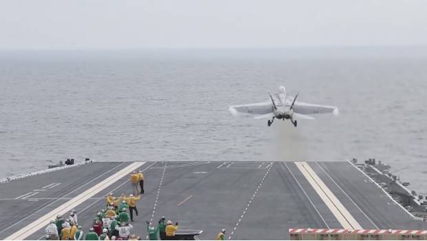 Un avión de combate lanzado con el sistema EMALS.