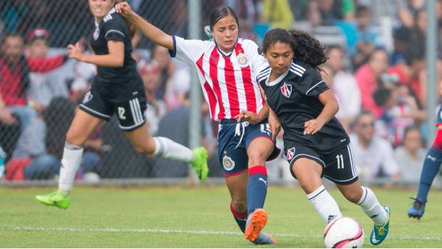 Las Chivas vs Atlas en el primer Clásico Tapatío Femenil.