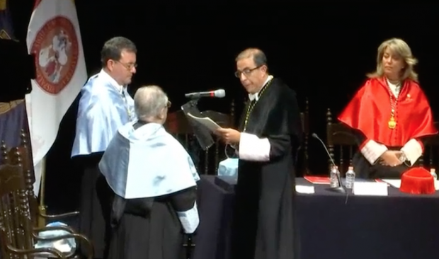 León-Portilla, investido como Doctor Honoris Causa por la Universidad de Sevilla