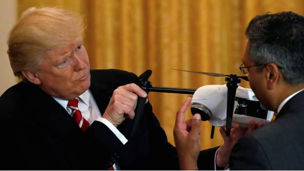 Donald Trump examinando un dron.