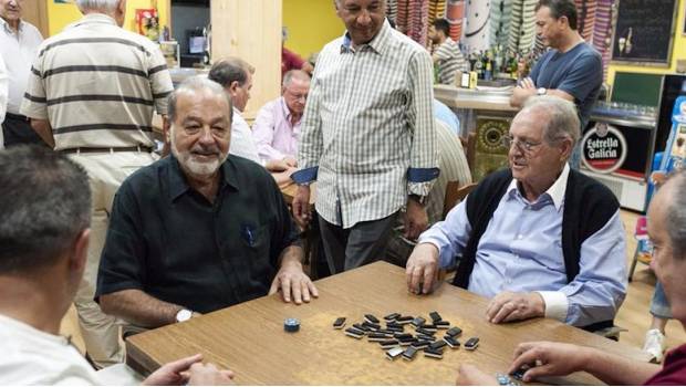 Carlos Slim (izquierda) y Olegario Vázquez Raña (derecha) en una tradicional cantina del pueblecito de Avión.