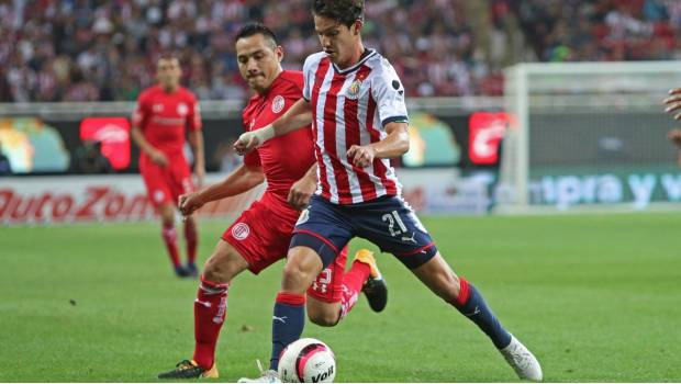 Carlos Fierro protege el balón.