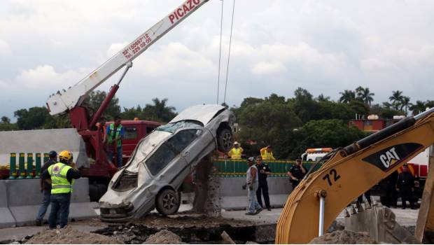 El 12 de julio murieron Juan Mena López y Juan Mena Romero, tras caer en un socavón formado en el Paso Exprés de Cuernavaca.