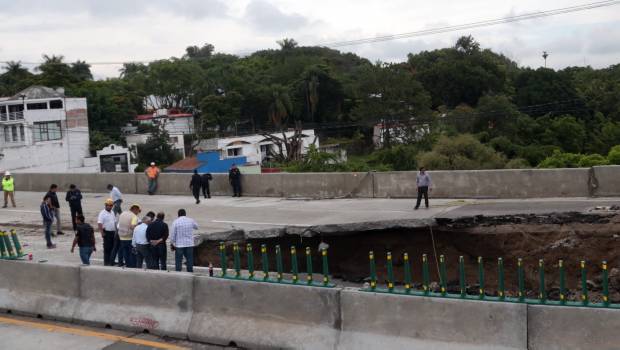 Socavón de Paso Exprés. Advertencia.