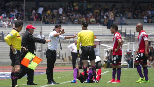 Francisco Palencia discute con el árbitro.