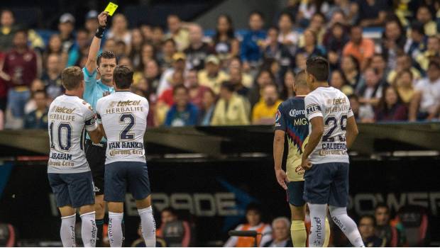 Los jugadores de Pumas reclaman al central.