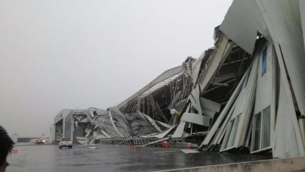 El hangar sufri&oacute; da&ntilde;os estructurales.