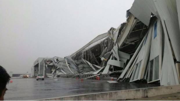 Las lluvias y vientos registrados el lunes provocaron daños en hangares y aeronaves en el Aeropuerto del Norte de Monterrey.