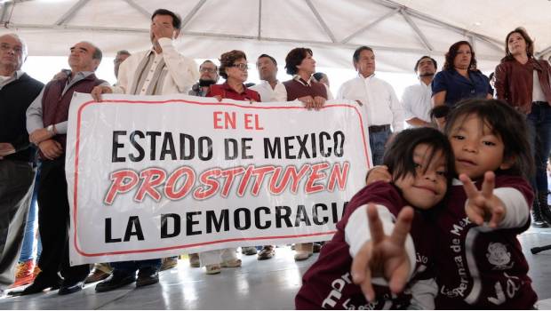 Protesta Delfina Gómez fuera del IEEM