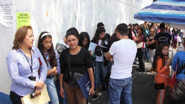 Filas de aspirante de la UNAM que piden revisión de examen.