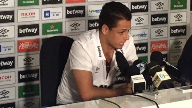 Javier Hernández en comparecencia con los medios.