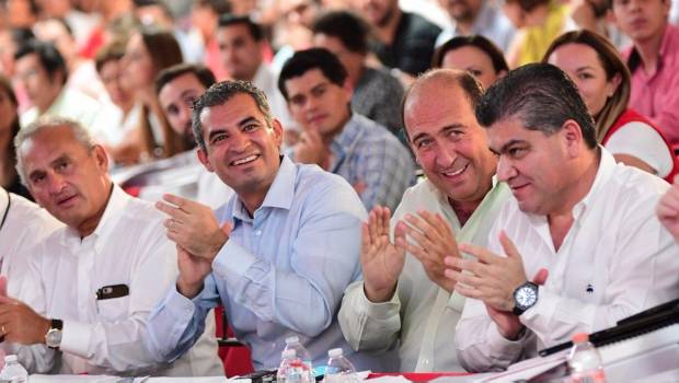 Enrique Ochoa en Saltillo junto al gobernador Rubén Moreira y el candidato Miguel Riquelme. 