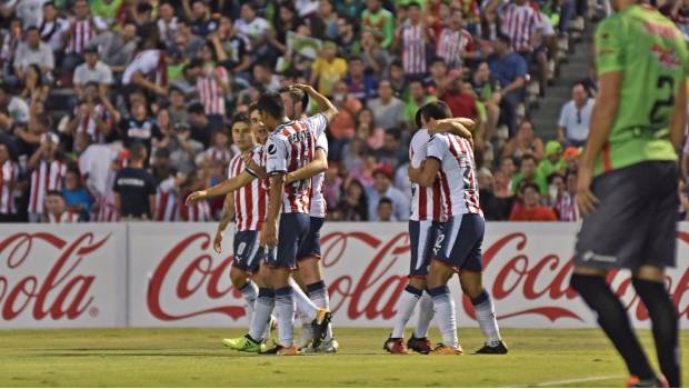 Chivas festeja su gol.