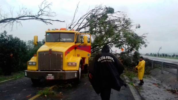 En Teziutlán se registraron tres deslaves que afectaron el paso vehicular.