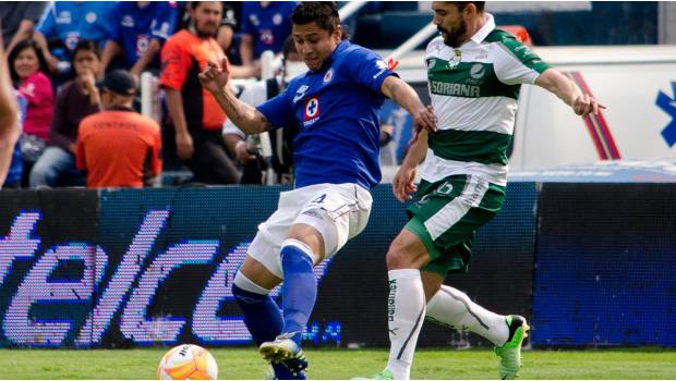 Julio César Domínguez frente al Santos.