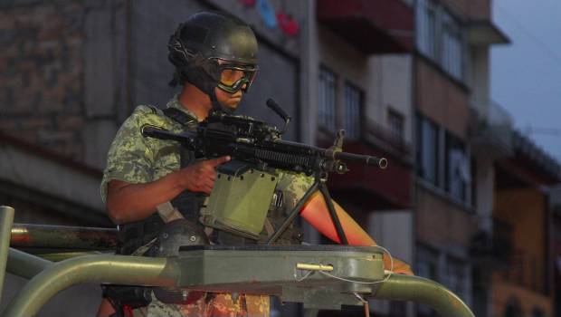 Militar patrullando una calle. Difícil su retiro de la calle.