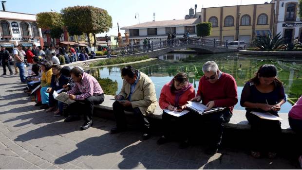 Asistentes a una feria del empleo en Metepec, Estado de México.