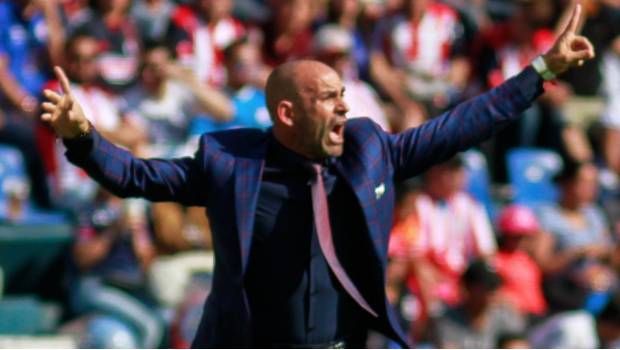 Paco Jémez dirige partido de Cruz Azul.