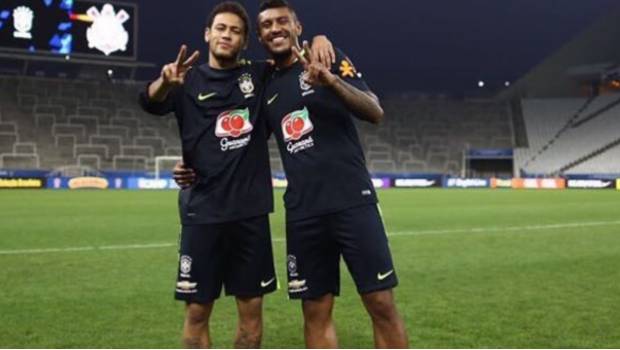 Neymar y Paulinho posan en concentración de Brasil.