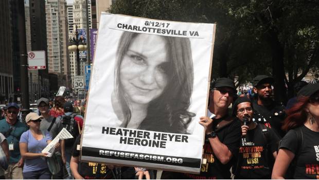 Un manifestante lleva una pancarta con la fotografía de Heather Heyer, quien murió embestida durante las protestas en contra de la marcha de la supremacía blanca en Charlottesville, Virginia. 