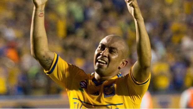 Arévalo marca gol con Tigres.