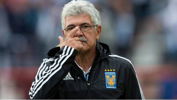 Ricardo Ferretti observa juego de Tigres.