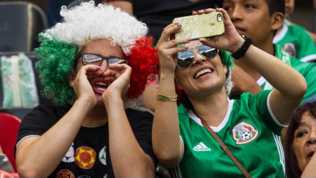 Aficionados en el Estadio Azteca.