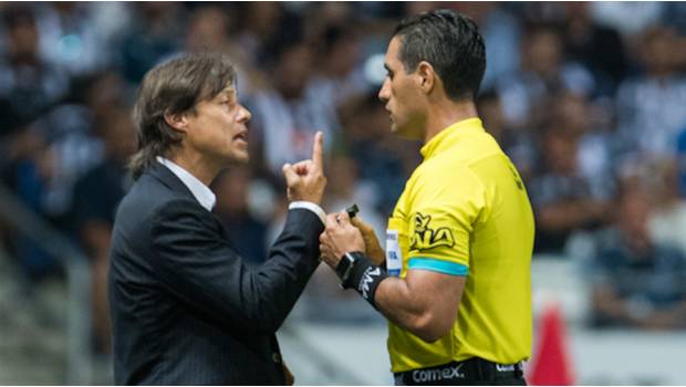 Roberto García Orozco echó al argentino en el partido entre Chivas y Rayados 