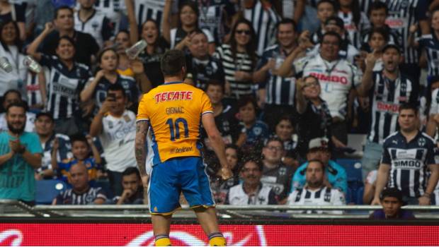 Gignac celebrando un gol ante la afición de Rayados 